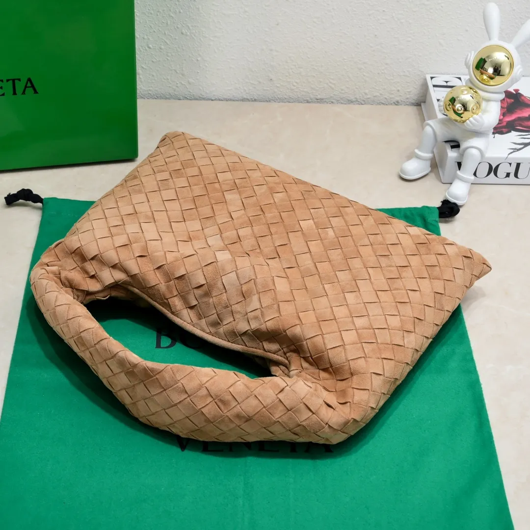 Batch 1860 #Bv New small size HOP bag - nubuck leather is here👇The bag body and handles are made of a whole piece of woven leather. The bag body is soft and lazy. Hop symbolizes the praise of innovation and eternal craftsmanship [love]. The pyramid silhouette combines practicality and fashion. It is modern and casual. The double-sided closure design of the bag mouth is more convenient and safe! The cowhide texture also makes the bag more wear-resistant and durable. A must-have for fashionable ladies who like minimalism yet comfortable and casual! Size: 41x20.5x7.5, Model: 3966#